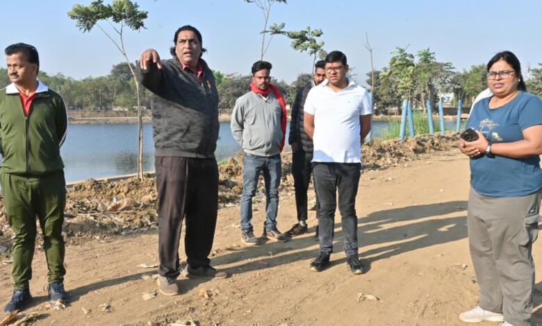 प्रातः 6 बजे सफाई व्यवस्था, सुलभ शौचालय एवं तालाबो का औचक निरीक्षण करने पहुचें-आयुक्त पाण्डेय... 1 प्रातः 6 बजे सफाई व्यवस्था, सुलभ शौचालय एवं तालाबो का औचक निरीक्षण करने पहुचें-आयुक्त पाण्डेय...
