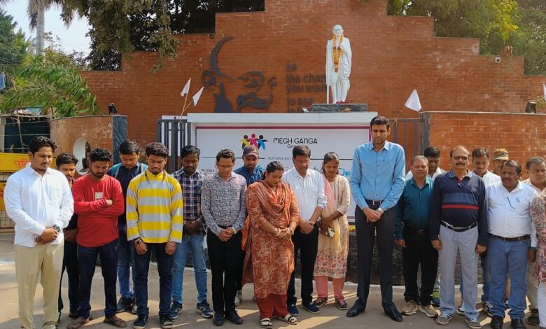 शहीदों को दी गई श्रद्धांजली,गांधी जी की प्रतिमा समीप निगम कमिश्नर व अधिकारी/कर्मचारियो ने 2 मिनट का मौन रखा...