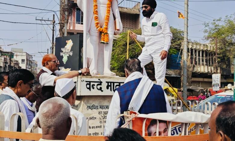भिलाई में शहीद दिवस पर महात्मा गांधी को श्रद्धांजलि, सैकड़ों कार्यकर्ताओं ने लिया हिस्सा... 5 भिलाई में शहीद दिवस पर महात्मा गांधी को श्रद्धांजलि, सैकड़ों कार्यकर्ताओं ने लिया हिस्सा...
