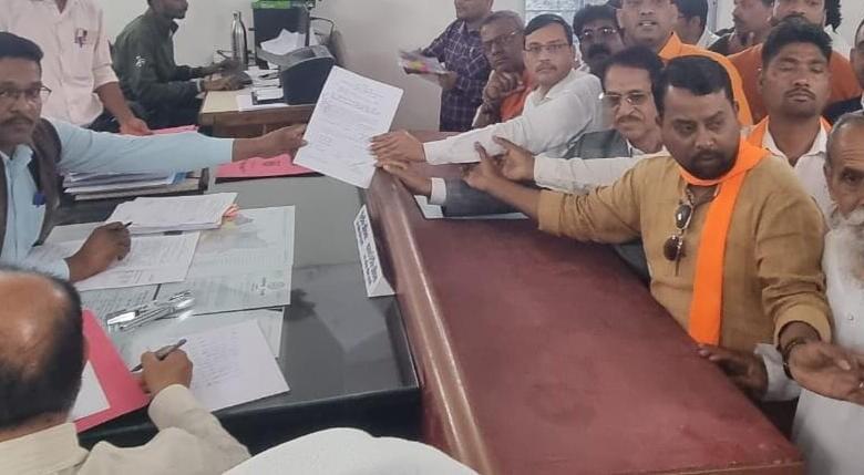 कुम्हारी में भाजपा के अधिकृत प्रत्याशियों का "बी" फार्म पेश :: जिला भाजपा उपाध्यक्ष राजेन्द्र कुमार पाध्ये ने जमा किया बी 1 कुम्हारी में भाजपा के अधिकृत प्रत्याशियों का "बी" फार्म पेश :: जिला भाजपा उपाध्यक्ष राजेन्द्र कुमार पाध्ये ने जमा किया बी