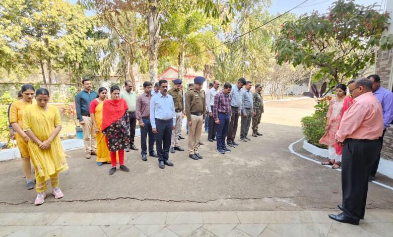 भारत के स्वतंत्रता संग्राम में अपने प्राणों की आहुति देने वाले शहीदों की स्मृति में मौन धारण... 3 भारत के स्वतंत्रता संग्राम में अपने प्राणों की आहुति देने वाले शहीदों की स्मृति में मौन धारण...