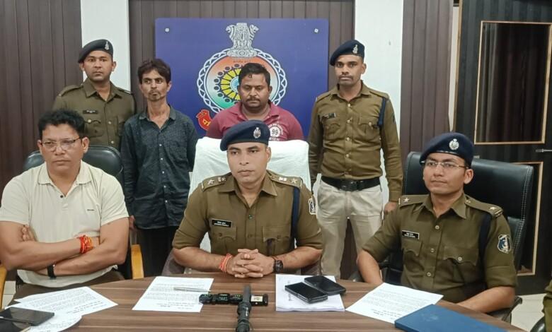 पुराना शातिर चोर चोरी के ट्रक के साथ पकड़ाया: घड़ी चौक सुपेला से किया था चोरी.... 1 पुराना शातिर चोर चोरी के ट्रक के साथ पकड़ाया: घड़ी चौक सुपेला से किया था चोरी....