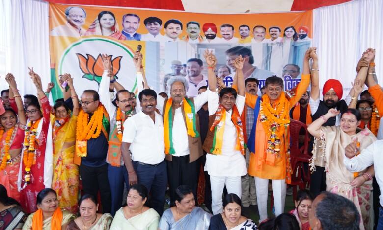 नगर निगम चुनाव में भाजपा की विजय सुनिश्चित करने मैदान में उतरे सांसद बृजमोहन... 3 नगर निगम चुनाव में भाजपा की विजय सुनिश्चित करने मैदान में उतरे सांसद बृजमोहन...