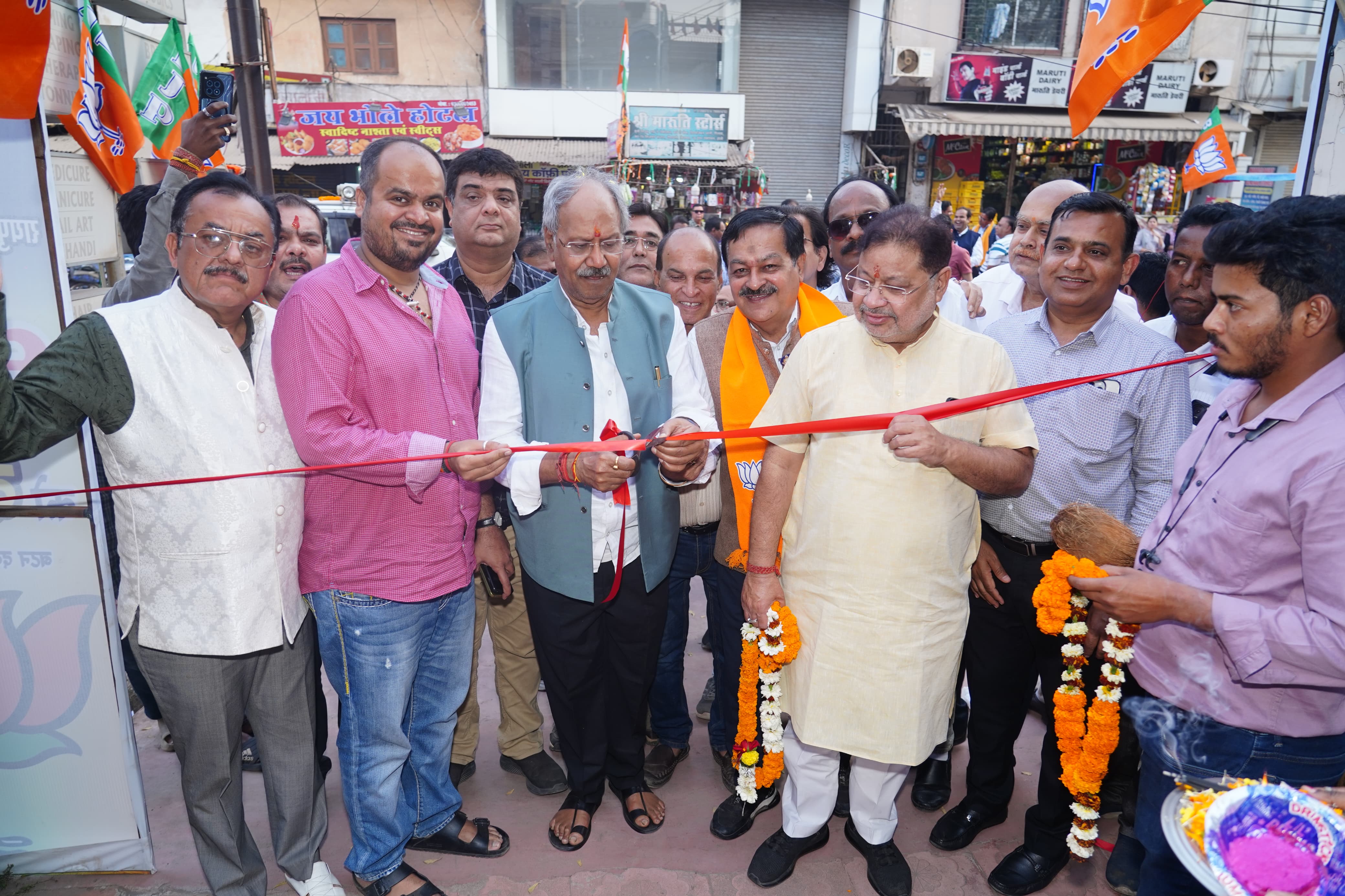 सांसद बृजमोहन ने किए चुनाव कार्यालयों का शुभारंभ....