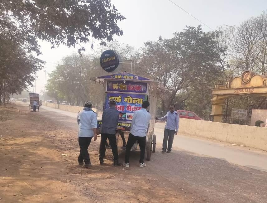 प्रवर्तन अनुभाग द्वारा मैत्री बाग क्षेत्र में अवैध व्यापारियों पर की जा रही है कार्यवाही...