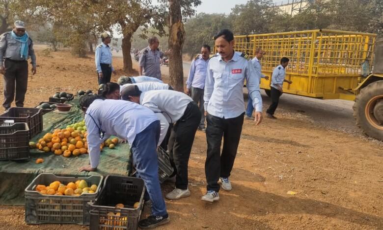 प्रवर्तन अनुभाग द्वारा मैत्री बाग क्षेत्र में अवैध व्यापारियों पर की जा रही है कार्यवाही...