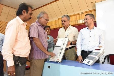 नगरीय निकाय निर्वाचन 2025: ईव्हीएम मशीन से किया जाएगा महापौर एवं पार्षदों का निर्वाचन.... 7 नगरीय निकाय निर्वाचन 2025: ईव्हीएम मशीन से किया जाएगा महापौर एवं पार्षदों का निर्वाचन....