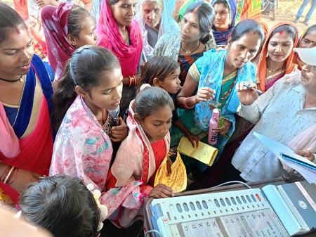 मास्टर्स ट्रेनर्स द्वारा ईव्हीएम के जरिये निष्पक्ष चुनाव प्रक्रिया हेतु आज 4 वार्डों में ईव्हीएम का प्रदर्शन कर नागरिकों को दी गई जानकारी...