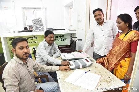 जिला कलेक्ट्रेट में ईव्हीएम मशीन का किया जा रहा है प्रदर्शन...