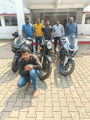 शातिर वाहन चोर चढ़ा दुर्ग पुलिस के हत्थे.... 1 शातिर वाहन चोर चढ़ा दुर्ग पुलिस के हत्थे....