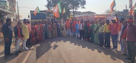 दुर्ग ग्रामीण विधायक ने मिठाई बांटकर और आतिशबाजी कर दिल्ली विधान चुनाव 2025 के जीत का मनाया जश्न....