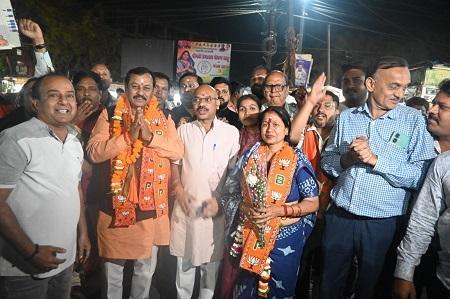 सांसद विजय बघेल ने महापौर प्रत्याशी अलका बाघमार एवं पार्षद प्रत्याशियों के पक्ष में किया जनसंपर्क... 1 सांसद विजय बघेल ने महापौर प्रत्याशी अलका बाघमार एवं पार्षद प्रत्याशियों के पक्ष में किया जनसंपर्क...