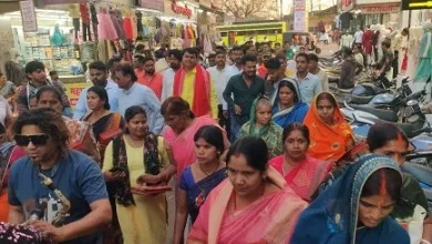 बाबा की बारात का आमंत्रण देने घर-घर पहुंच रहीं महिलाएं, लोगों में भारी उत्साह...