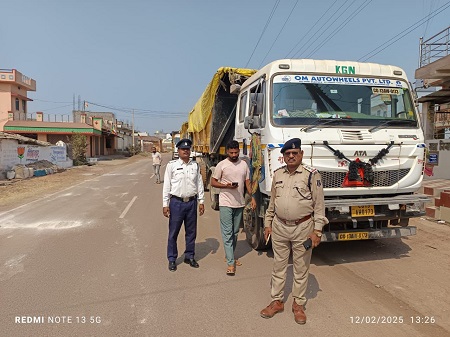 उतई, मार्केट/आवासीय क्षेत्र में दिन के समय प्रवेश करने वाले भारी वाहनों पर की गई कार्यवाही... 3 उतई, मार्केट/आवासीय क्षेत्र में दिन के समय प्रवेश करने वाले भारी वाहनों पर की गई कार्यवाही...
