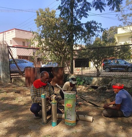 पौधो में पानी सिंचाई के लिए उद्यानों में स्थापित मोटर पम्प का कराया जा रहा संधारण.... 3 पौधो में पानी सिंचाई के लिए उद्यानों में स्थापित मोटर पम्प का कराया जा रहा संधारण....