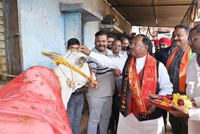 गौ-माता की सेवा कर कृषि मंत्री राम विचार नेताम ने मनाया अपना जन्मदिन....