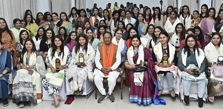 मुख्यमंत्री श्री साय ने महिला पत्रकारों का किया सम्मान.... 1 मुख्यमंत्री श्री साय ने महिला पत्रकारों का किया सम्मान....