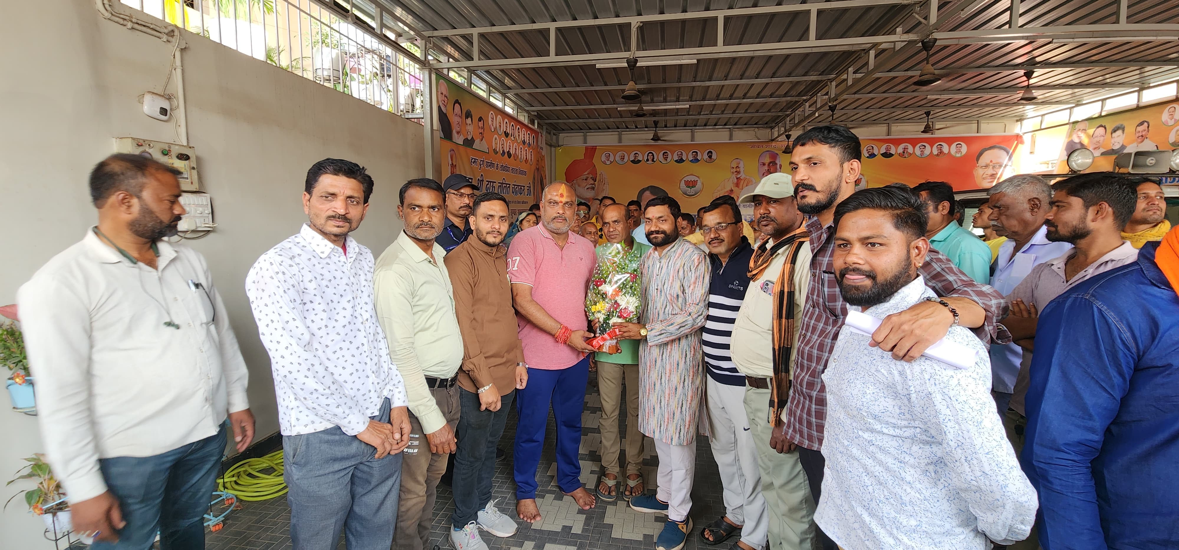 नव निर्वाचित सरपंच व पंच ने दुर्ग ग्रामीण विधायक ललित चंद्राकर से मिलकर आभार व्यक्त किया