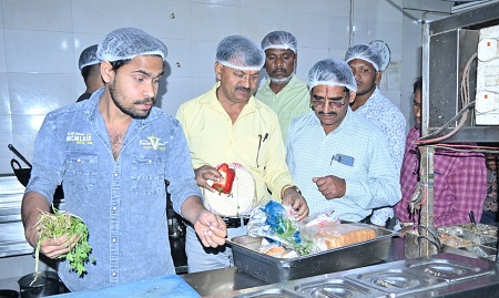 होटल अशोका बिरयानी गै्रण्ड डिल्लन खादय सामग्री नाली में फेकने व बासी खादय पदार्थ बेचने पर लगा 36 हजार का अर्थदण्ड.... 1 होटल अशोका बिरयानी गै्रण्ड डिल्लन खादय सामग्री नाली में फेकने व बासी खादय पदार्थ बेचने पर लगा 36 हजार का अर्थदण्ड....