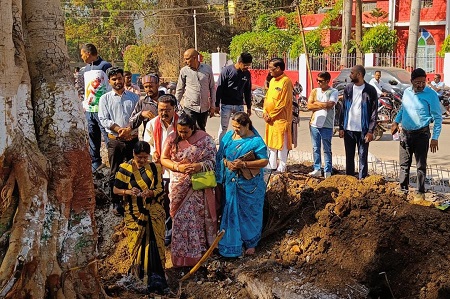 सड़क चौड़ीकरण में बाधित पेड़ो को काटने के बजाए की रही है ठगड़ा बांध में शिप्टिंग....