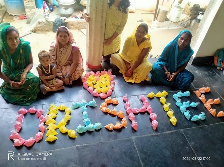 दीदियों की होली में खुशियों का रंग: हर्बल गुलाल बेचकर कमाई तीन हजार 740 रुपये..... 3 दीदियों की होली में खुशियों का रंग: हर्बल गुलाल बेचकर कमाई तीन हजार 740 रुपये.....