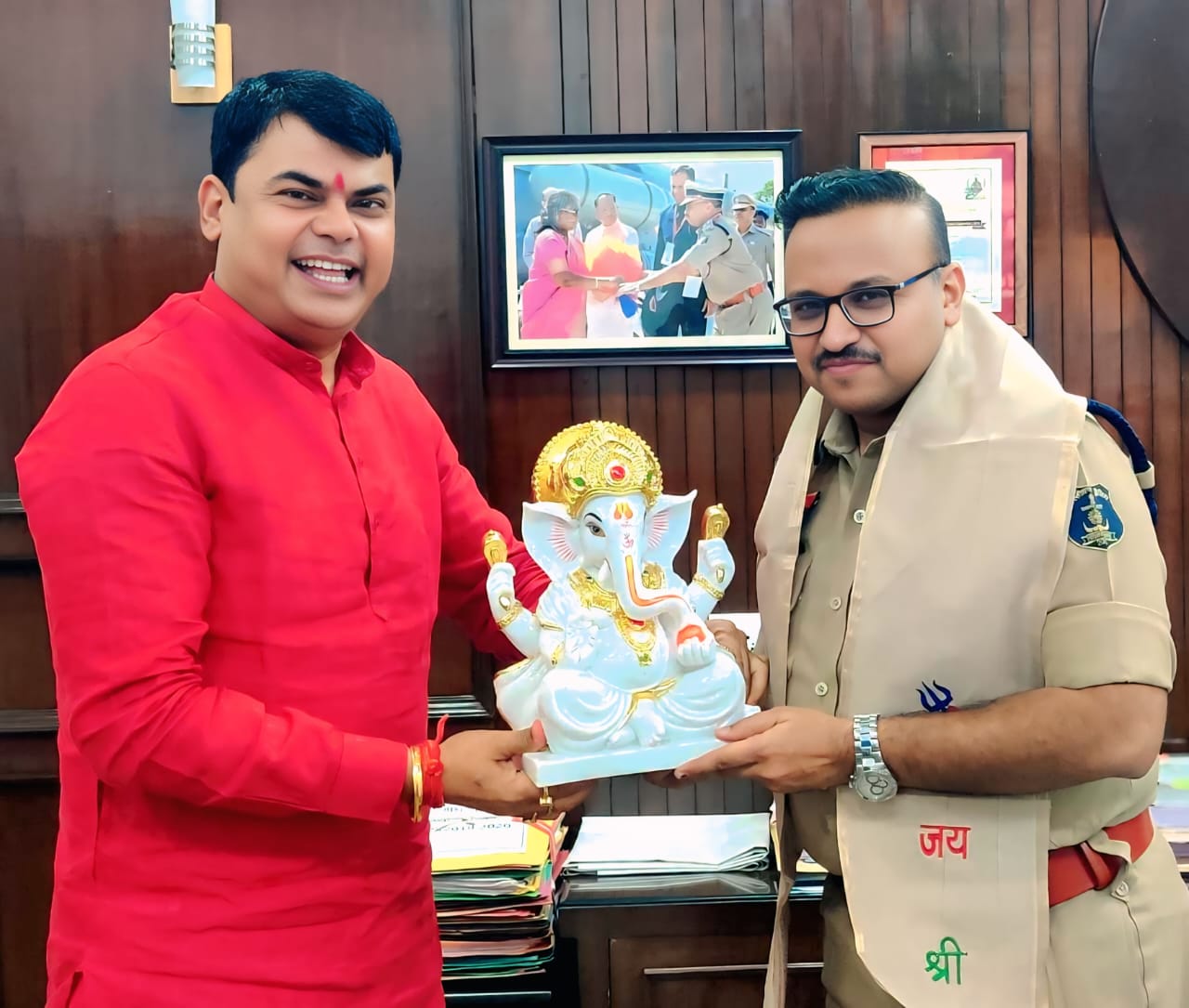 बाबा की बारात में सुरक्षा का जिम्मा संभालने वाले पुलिस अधिकारियों का बोल बम समिति ने माना आभार, दया सिंह ने भेंट किया श्रीगणेश की प्रतिमा