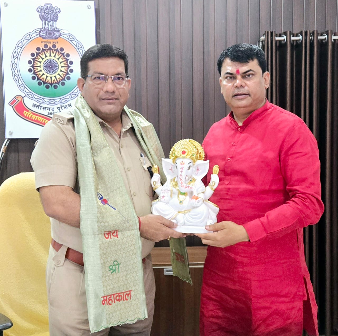 बाबा की बारात में सुरक्षा का जिम्मा संभालने वाले पुलिस अधिकारियों का बोल बम समिति ने माना आभार, दया सिंह ने भेंट किया श्रीगणेश की प्रतिमा