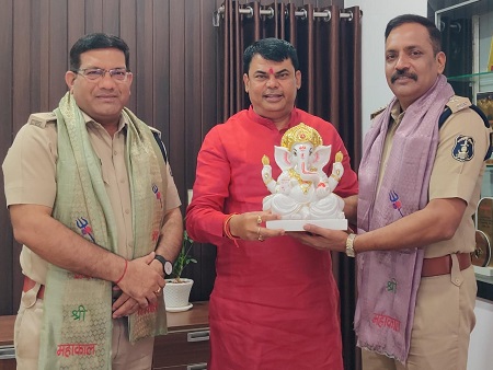 बाबा की बारात में सुरक्षा का जिम्मा संभालने वाले पुलिस अधिकारियों का बोल बम समिति ने माना आभार, दया सिंह ने भेंट किया श्रीगणेश की प्रतिमा 5 बाबा की बारात में सुरक्षा का जिम्मा संभालने वाले पुलिस अधिकारियों का बोल बम समिति ने माना आभार, दया सिंह ने भेंट किया श्रीगणेश की प्रतिमा