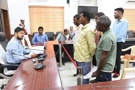 कलेक्टर अभिजीत सिंह ने जनसमस्याओं का त्वरित समाधान करने संबंधित अधिकारियों को दिए निर्देश 1 कलेक्टर अभिजीत सिंह ने जनसमस्याओं का त्वरित समाधान करने संबंधित अधिकारियों को दिए निर्देश