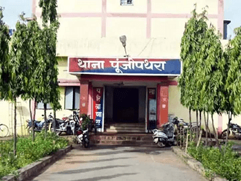 बैडटच का मामला: प्रधान पाठक पर गंभीर आरोप, पढ़ाई के दौरान छात्राओं के सिर और पीठ पर आपत्तिजनक स्पर्श... 1 बैडटच का मामला: प्रधान पाठक पर गंभीर आरोप, पढ़ाई के दौरान छात्राओं के सिर और पीठ पर आपत्तिजनक स्पर्श...