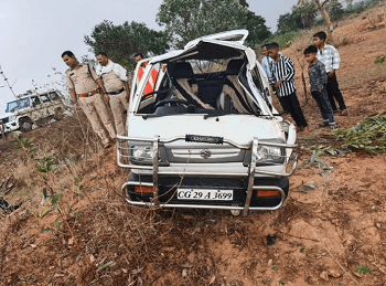 CG Accident News: खुशियां बदली मातम में, बारात ले जा रही ओमनी कार पेड़ से टकराई, 1 की मौत, 5 घायल... 1 CG Accident News: खुशियां बदली मातम में, बारात ले जा रही ओमनी कार पेड़ से टकराई, 1 की मौत, 5 घायल...
