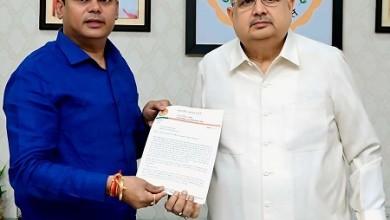 विधानसभा अध्यक्ष डॉ रमन सिंह जी से मिले उप नेता प्रतिपक्ष दया सिंह....