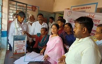महापौर अलका बाघमार पहुँची सुशासन तिहार में काउंटर, लोगो को किया फार्म वितरण...