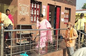 महापौर अलका बाघमार ने साफ सफाई की स्वय संभाली कमान... 1 महापौर अलका बाघमार ने साफ सफाई की स्वय संभाली कमान...