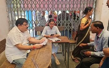 आयुक्त ने शिविर में उपस्थित लोगों से चर्चा की, आवेदनों का त्वरित निराकरण कर दिए निर्देश...