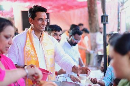 प्रातः 4 बजे विधायक देवेंद्र यादव पहुंचे सेक्टर 9 हनुमान मंदिर भिलाइवासियो की खुशहाली मांगी,भक्तों को महाप्रसादी भी वितरित किए....