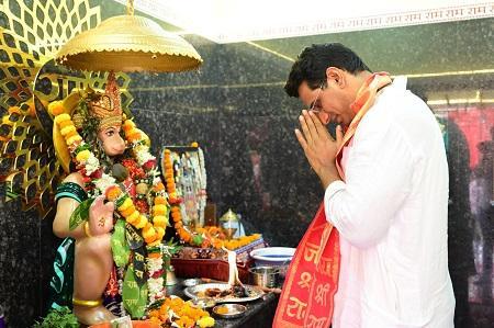 प्रातः 4 बजे विधायक देवेंद्र यादव पहुंचे सेक्टर 9 हनुमान मंदिर भिलाइवासियो की खुशहाली मांगी,भक्तों को महाप्रसादी भी वितरित किए....