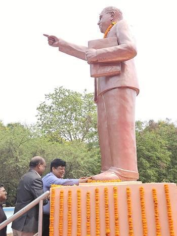 संयंत्र बिरादरी ने डॉ अम्बेडकर को अर्पित किए श्रद्धासुमन... 3 संयंत्र बिरादरी ने डॉ अम्बेडकर को अर्पित किए श्रद्धासुमन...