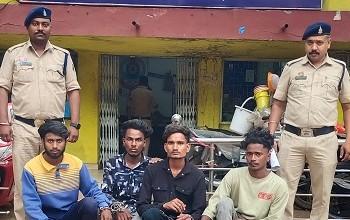 शोभायात्रा में गुंडागर्दी करने वाले 4 आरोपी गिरफ्तार, धारदार हथियार बरामद...