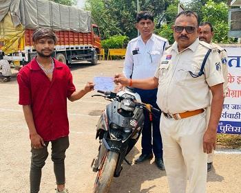 यातायात पुलिस दुर्ग द्वारा व्यस्तम मार्ग पर में दो पहिया वाहन को लापरवाहीपूर्वक वाहन चलाते वीडियों के आधार पर की गई कार्यवाही... 1 यातायात पुलिस दुर्ग द्वारा व्यस्तम मार्ग पर में दो पहिया वाहन को लापरवाहीपूर्वक वाहन चलाते वीडियों के आधार पर की गई कार्यवाही...