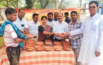 भीषण गर्मी में पक्षियों का जीवन बचाने के लिए सकोरा में रखें दाना-पानी, महापौर अलका बाघमार ने किया सकोरे का वितरण...