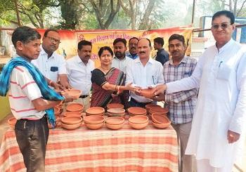 भीषण गर्मी में पक्षियों का जीवन बचाने के लिए सकोरा में रखें दाना-पानी, महापौर अलका बाघमार ने किया सकोरे का वितरण... 1 भीषण गर्मी में पक्षियों का जीवन बचाने के लिए सकोरा में रखें दाना-पानी, महापौर अलका बाघमार ने किया सकोरे का वितरण...