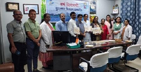 जवाहरलाल नेहरू चिकित्सालय एवं अनुसंधान केन्द्र के कार्मिक कर्म शिरोमणि पुरस्कार से सम्मानित... 1 जवाहरलाल नेहरू चिकित्सालय एवं अनुसंधान केन्द्र के कार्मिक कर्म शिरोमणि पुरस्कार से सम्मानित...