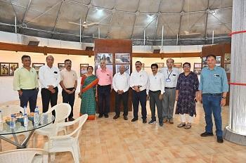 नेहरु आर्ट गैलरी में विनय शर्मा द्वारा खीची गई छायाचित्रों की एकल प्रदर्शनी उद्घाटित... 1 नेहरु आर्ट गैलरी में विनय शर्मा द्वारा खीची गई छायाचित्रों की एकल प्रदर्शनी उद्घाटित...