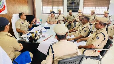 जितेन्द्र शुक्ला, (भापुसे) पुलिस अधीक्षक दुर्ग द्वारा यातायात मुख्यालय, नेहरू नगर का वार्षिक निरीक्षण किया गया... 1 जितेन्द्र शुक्ला, (भापुसे) पुलिस अधीक्षक दुर्ग द्वारा यातायात मुख्यालय, नेहरू नगर का वार्षिक निरीक्षण किया गया...