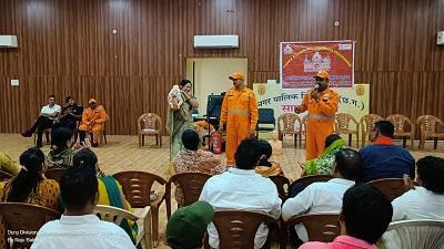 महापौर व सभापति की उपस्थिति में निगम कार्यालय सभागार में एनडीआरएफ टीम ने आपदा से राहत व बचाव को दिया प्रशिक्षण... 1 महापौर व सभापति की उपस्थिति में निगम कार्यालय सभागार में एनडीआरएफ टीम ने आपदा से राहत व बचाव को दिया प्रशिक्षण...
