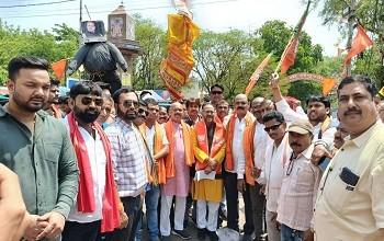 नेशनल हेराल्ड मामले को लेकर युवा मोर्चा ने किया राहुल गांधी सोनिया गांधी का पुतला दहन...