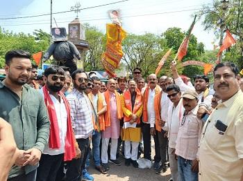 नेशनल हेराल्ड मामले को लेकर युवा मोर्चा ने किया राहुल गांधी सोनिया गांधी का पुतला दहन... 1 नेशनल हेराल्ड मामले को लेकर युवा मोर्चा ने किया राहुल गांधी सोनिया गांधी का पुतला दहन...