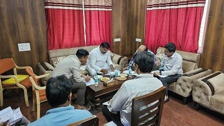 विकास कार्यों को लेकर विधायक गजेन्द्र यादव ने ली समीक्षा बैठक