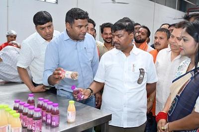 वन मंत्री श्री कश्यप ने किया केन्द्रीय प्रसंस्करण इकाई का निरीक्षण 1 वन मंत्री श्री कश्यप ने किया केन्द्रीय प्रसंस्करण इकाई का निरीक्षण